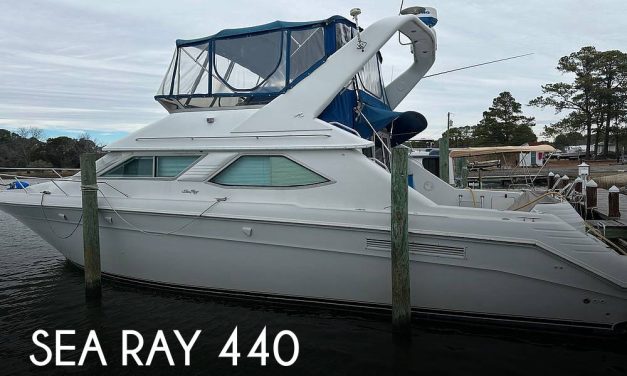 1995 Sea Ray 440 Express Bridge