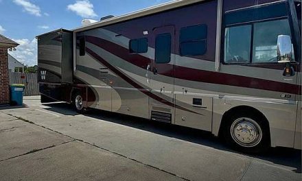 2006 Winnebago Adventurer 37B