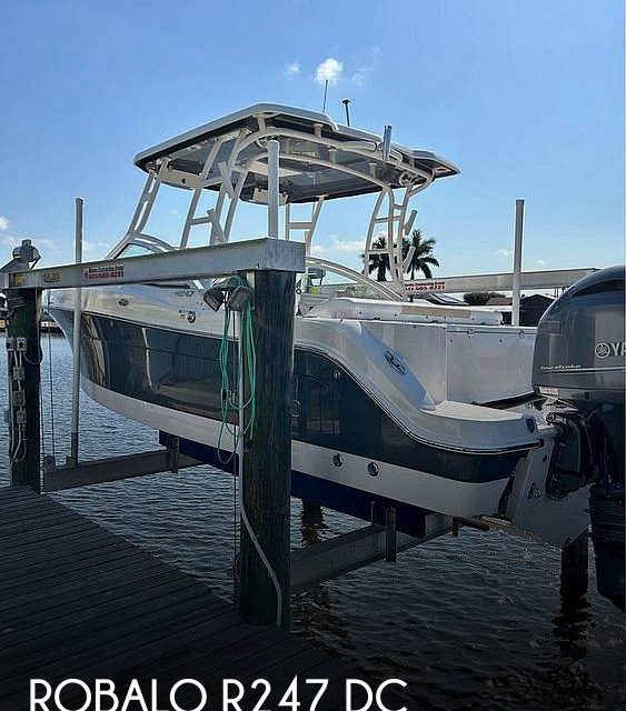 2017 Robalo R247 DC