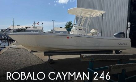 2015 Robalo Cayman 246