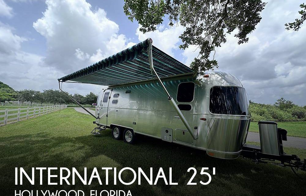 2022 Airstream International 25FB Twin