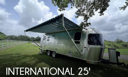 2022 Airstream International 25FB Twin