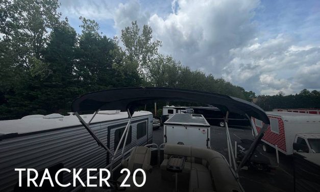 2021 Tracker Party Barge 20 DLX