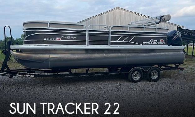 2020 Sun Tracker 22 DLX Party Barge