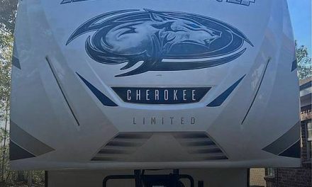 2022 Cherokee Arctic Wolf 3770 Suite