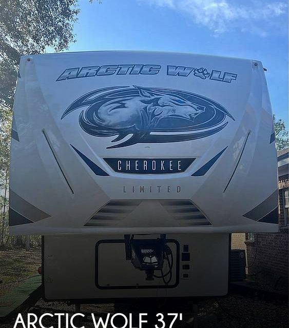 2022 Cherokee Arctic Wolf 3770 Suite