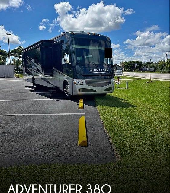 2014 Winnebago Adventurer 38Q