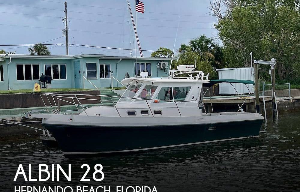 2007 Albin 28 Tournament Express Flush Deck