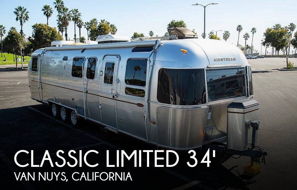 2005 Airstream Classic Limited 34 Dinette