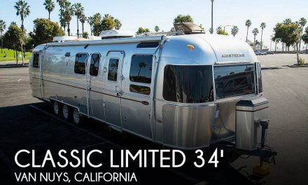 2005 Airstream Classic Limited 34 Dinette