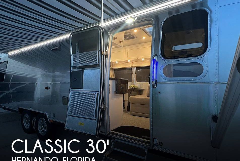 2023 Airstream Classic 30RB Classic Queen