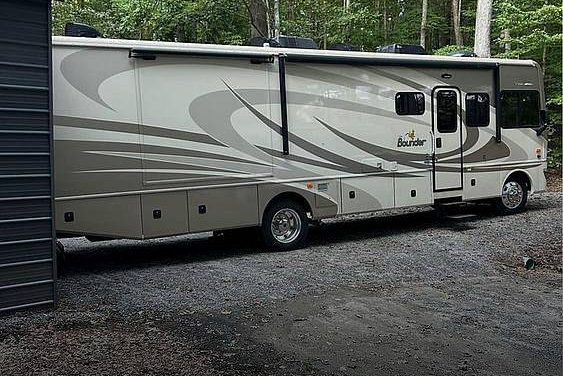 2009 Fleetwood Bounder 35h