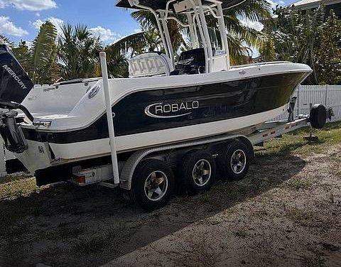 2019 Robalo R242 Explorer CC