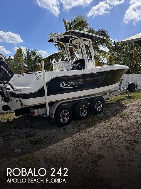 2019 Robalo R242 Explorer CC